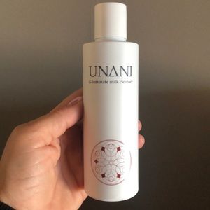 UNANI il-luminate Milk Cleanser